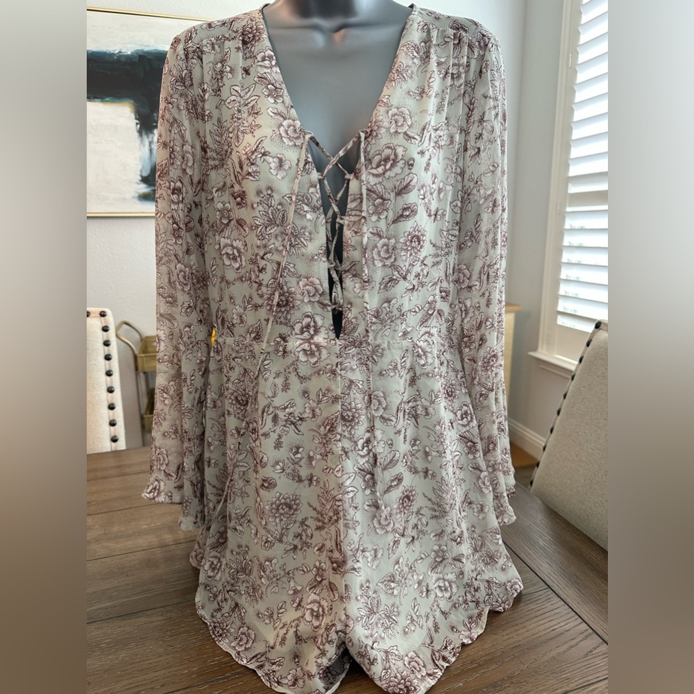 Lush‎ romper size M